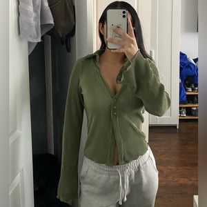 Pleated long sleeve V-neck shirt